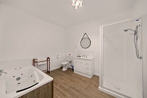 Giants Table and Cottages