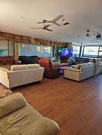 Boardrider Backpacker & Budget Motel