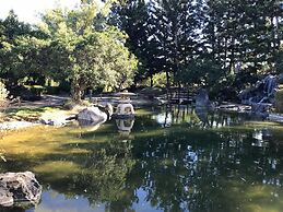 Rocky Gardens Motor Inn