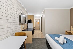 Morayfield Tavern & Motel