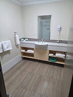 Morayfield Tavern & Motel
