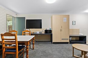 Morayfield Tavern & Motel