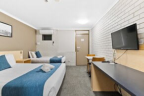 Morayfield Tavern & Motel