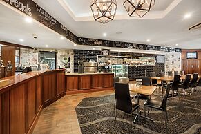 National Hotel Complex and Bendigo Central Apartments