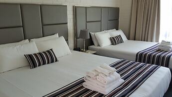 Hibiscus Lakeside Motel