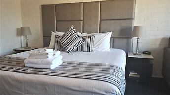 Hibiscus Lakeside Motel