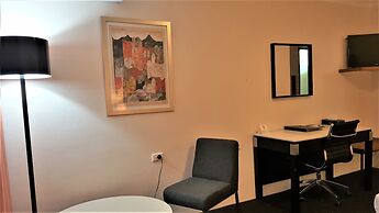 Hibiscus Lakeside Motel