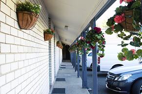 Hibiscus Lakeside Motel