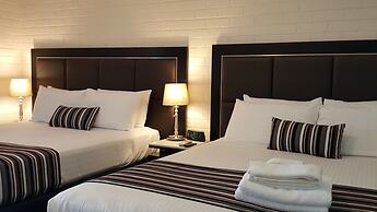 Hibiscus Lakeside Motel