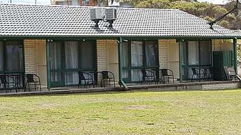 Hibiscus Lakeside Motel