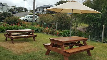 Hibiscus Lakeside Motel
