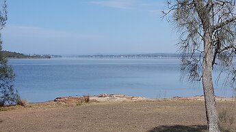 Hibiscus Lakeside Motel