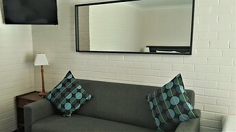 Hibiscus Lakeside Motel