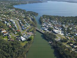 Hibiscus Lakeside Motel