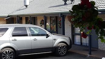 Hibiscus Lakeside Motel