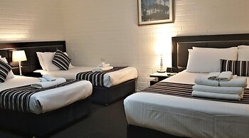 Hibiscus Lakeside Motel