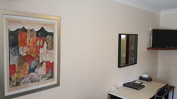 Hibiscus Lakeside Motel