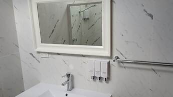 Hibiscus Lakeside Motel