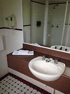 Francis Phillip Motor Inn