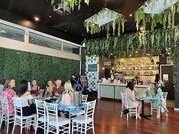 Sfera's Park Suites & Convention Centre