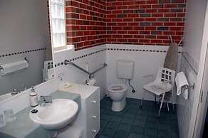 Poachers Paradise Motel