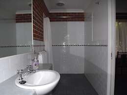 Poachers Paradise Motel