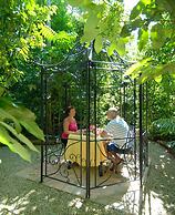 Hibiscus Lodge Bed & Breakfast