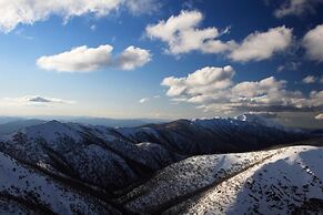 Harrietville Snowline Hotel