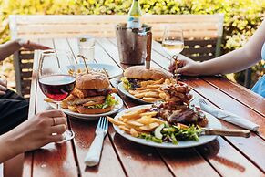 Mayfair Motel Emerald