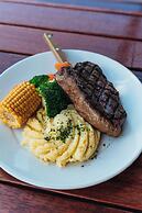 Mayfair Motel Emerald