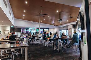 Mayfair Motel Emerald