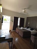The Colonial Rose Motel