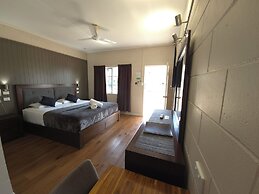 The Colonial Rose Motel