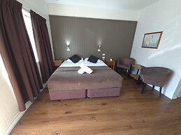 The Colonial Rose Motel