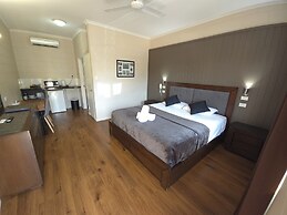 The Colonial Rose Motel