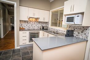 Manera Heights Apartment Motel