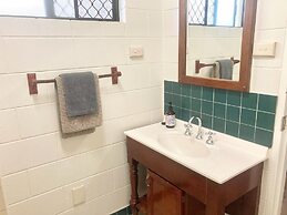 Yongala Lodge by The Strand