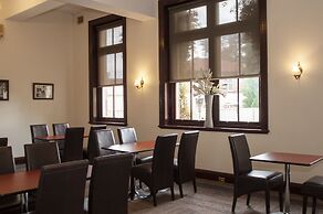 Historic Hydro Motor Inn