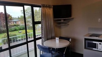 Lakeside Motel & Apartments