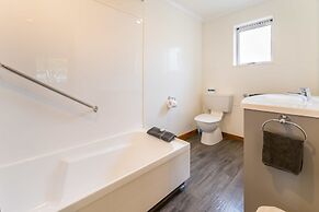 Lakeside Motel & Apartments