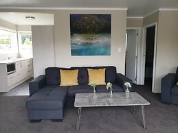 Lakeside Motel & Apartments