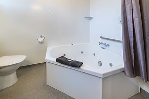 Lakeside Motel & Apartments