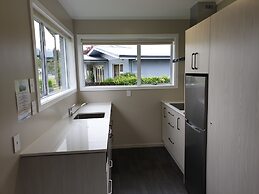 Lakeside Motel & Apartments