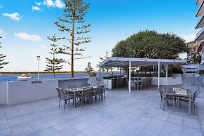 Silvershore Apartments on the Broadwater