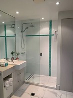 Silvershore Apartments on the Broadwater