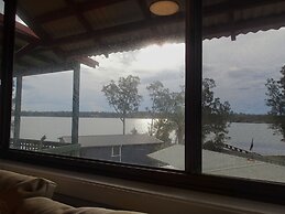 Dungowan Waterfront Apartments