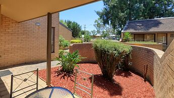 Executive Hideaway Motel