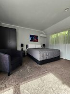 Aquarius Motor Inn