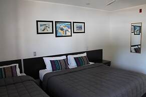 Aquarius Motor Inn