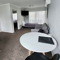 Aquarius Motor Inn